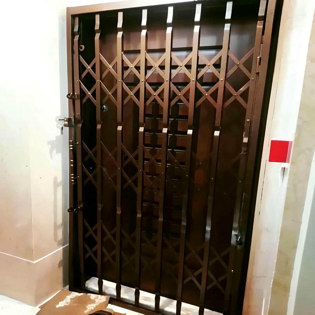 قاب آهنی با محل جوش پرداخت شده کنار شیشه یزد