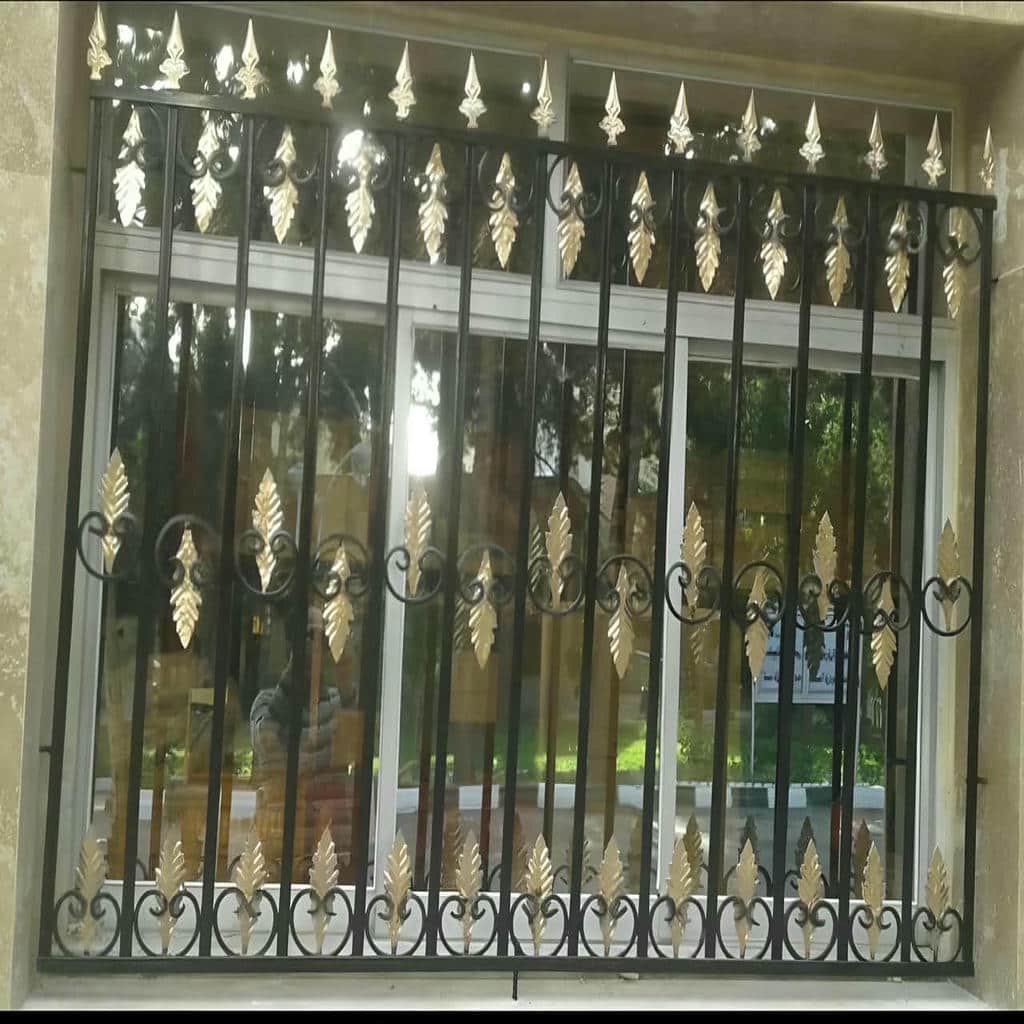 قاب مشکی ساده در نمای سنگی لابی قاب مشکی ساده در نمای سنگی لابی