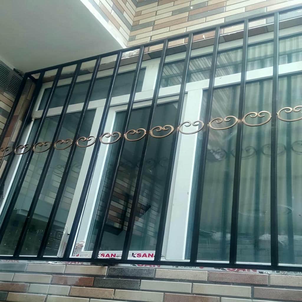 محافظ آهنی طوسی کنار مسیر ورودی پارکینگ
