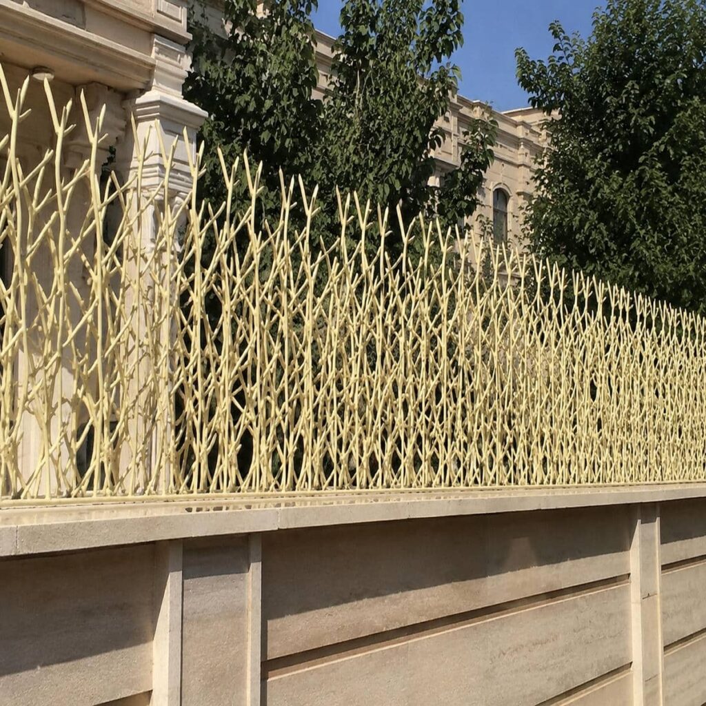 محافظ آهنی کمارتفاع بر فراز دیوار آجری محافظ آهنی کمارتفاع بر فراز دیوار آجری