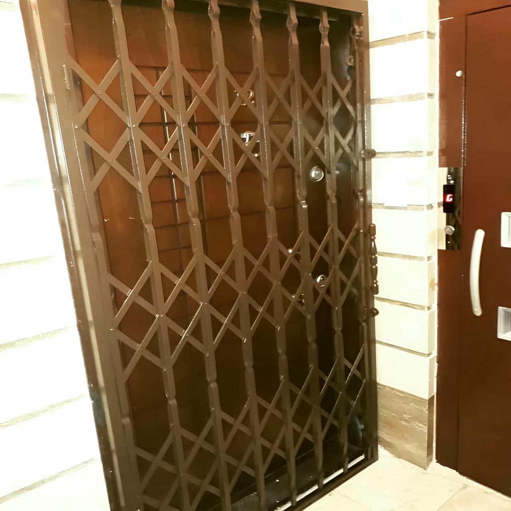 محافظ تاشو سفید کنار چهارچوب چوبی ویلا سنندج محافظ تاشو سفید کنار چهارچوب چوبی ویلا سنندج