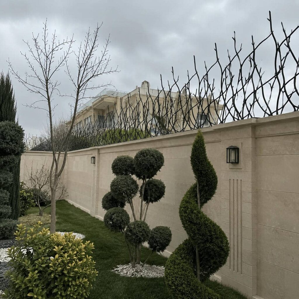 محافظ سرنیزه ای مشکی بر لبه دیوار ویلا محافظ سرنیزه ای مشکی بر لبه دیوار ویلا