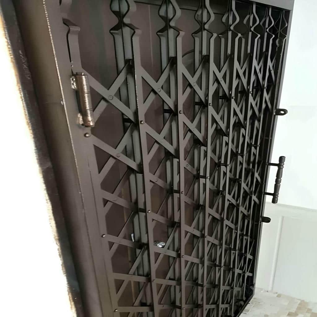 محافظ فلزی جمع شونده در راهروی نیمه باز استان خوزستان