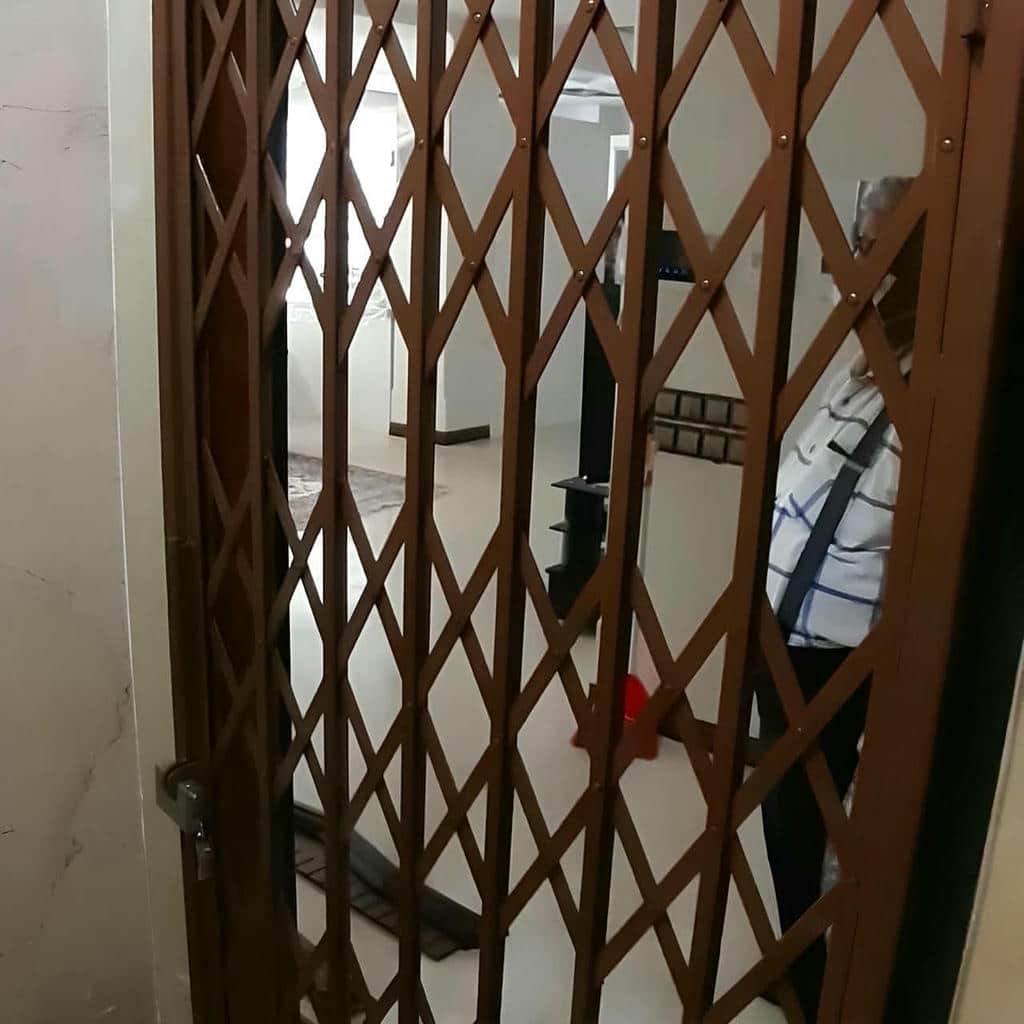 محافظ فلزی خاکستری روی ورودی رو به حیاط