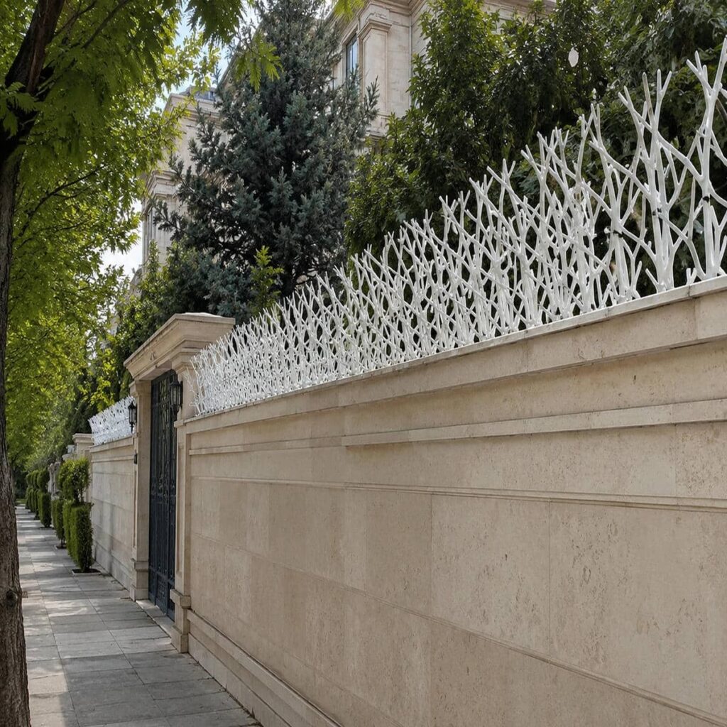 محافظ فلزی گوشه ساختمان با نمای سنگی