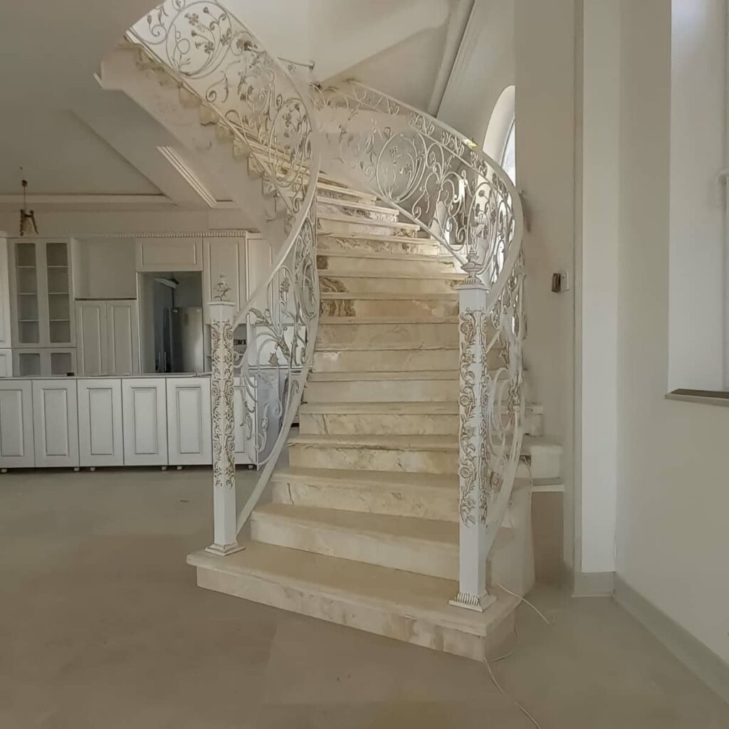 مقطع هندریل در مسیر نیمه باز با دیوار سفید