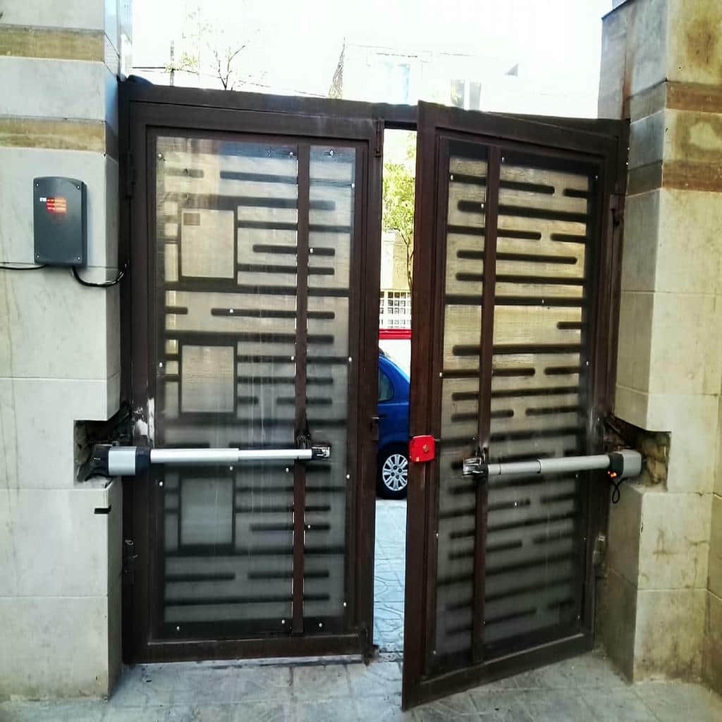 موتور درب حیاط با بدنه نقره ای براق موتور درب حیاط با بدنه نقره ای براق