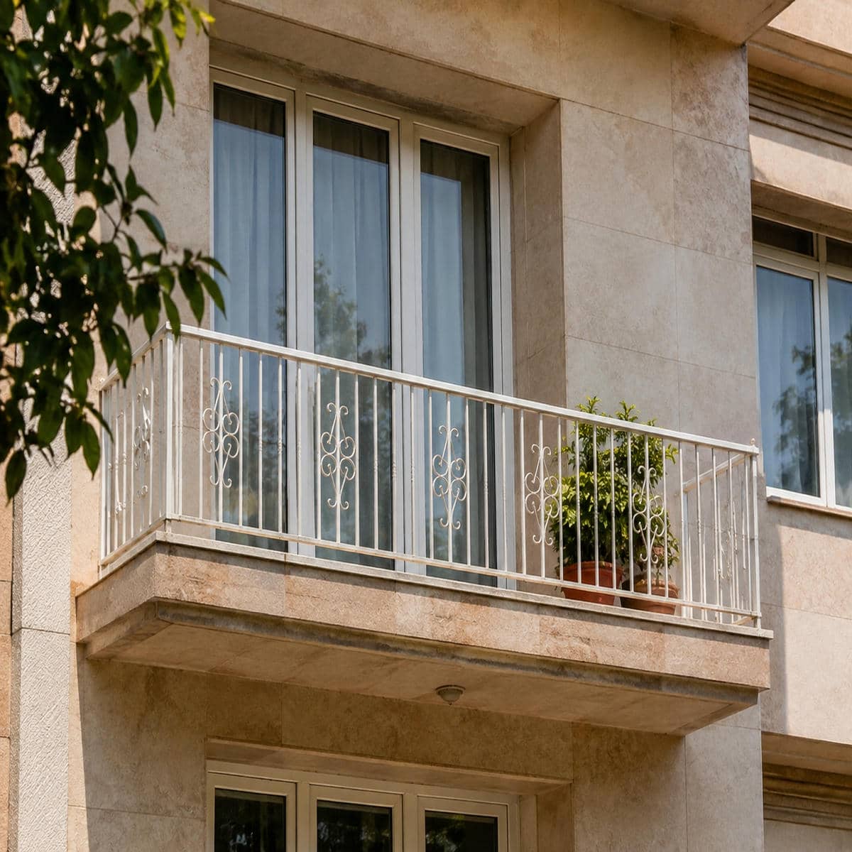نرده بالکن فلزی مشکی در نمای ساختمان زنجان