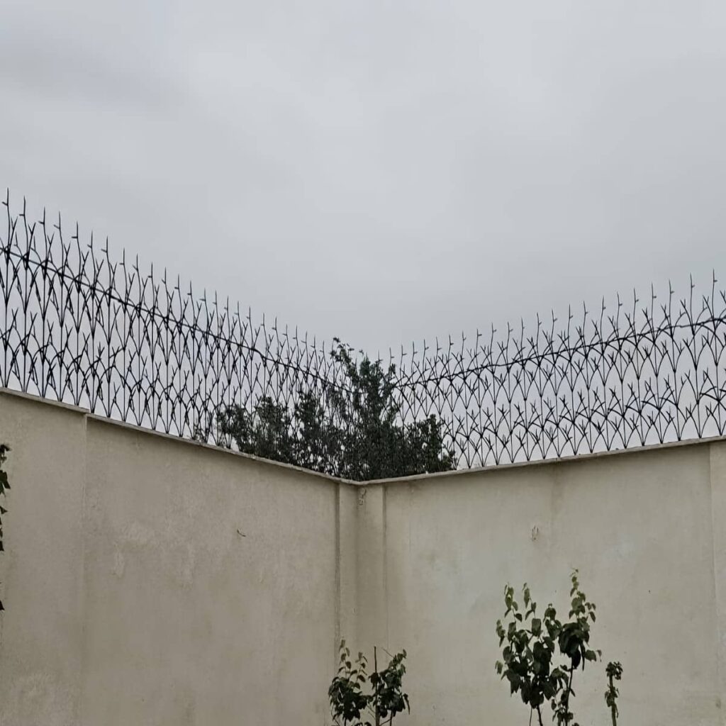 نرده حفاظ دیوار با فرم متراکم و نوک های منظم