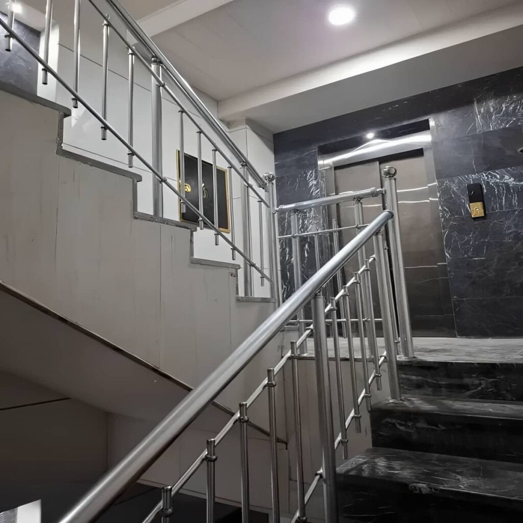 نرده راه پله استیل براق با دستگیره چوبی