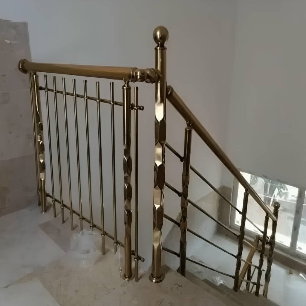 نرده راه پله استیل براق کنار دیوار