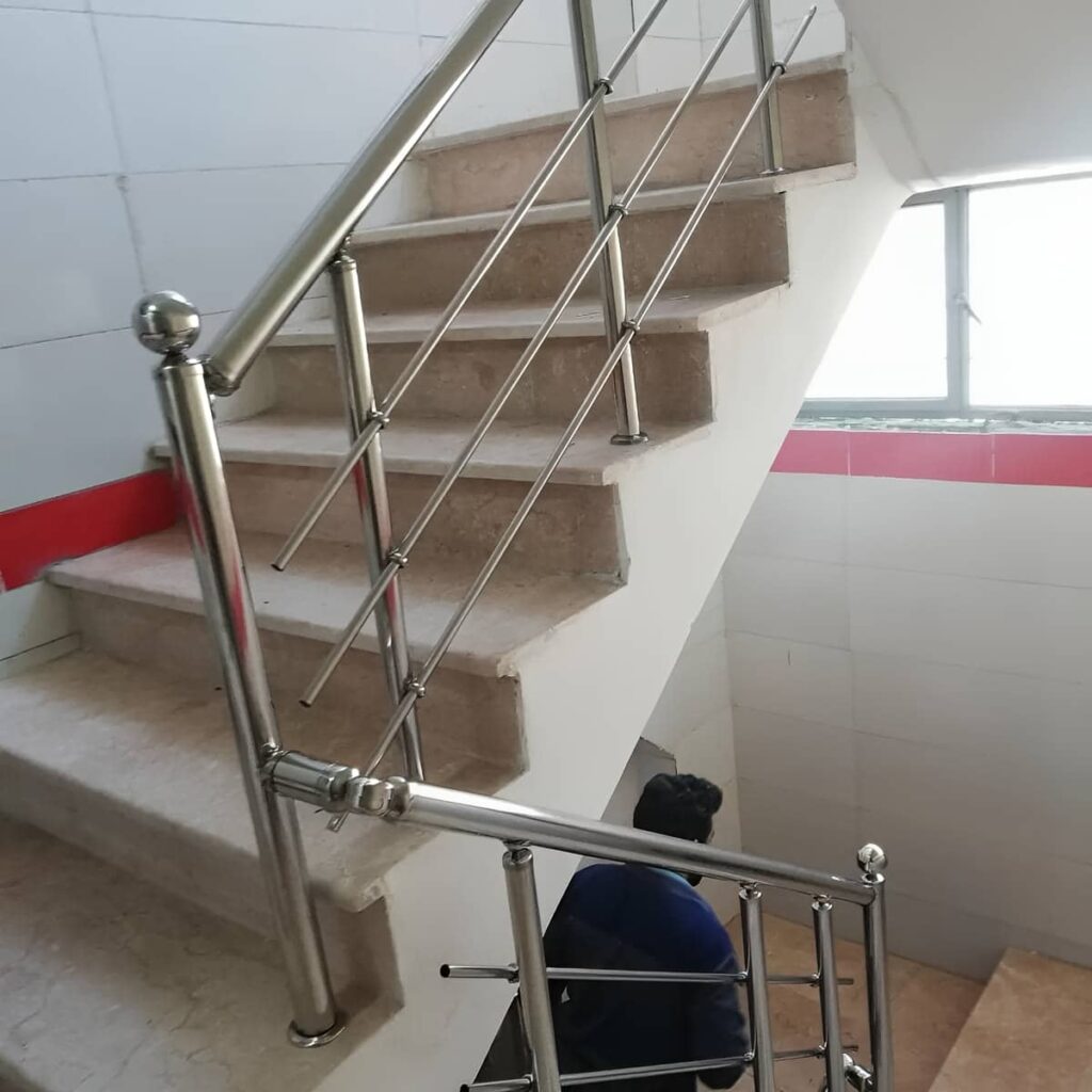 نرده راه پله استیل کنار پله سنگی