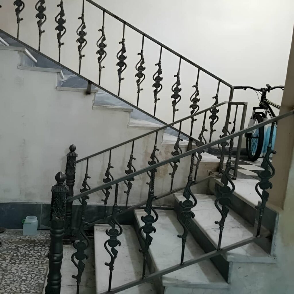 نرده راه پله مشکی هماهنگ با کف چوبی