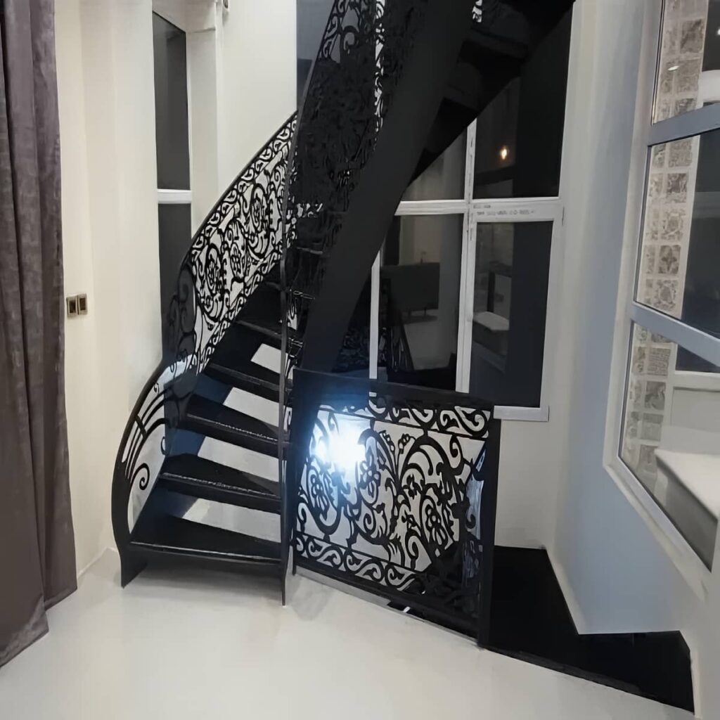 نرده راه پله چوبی با دست انداز روشن در قزوین