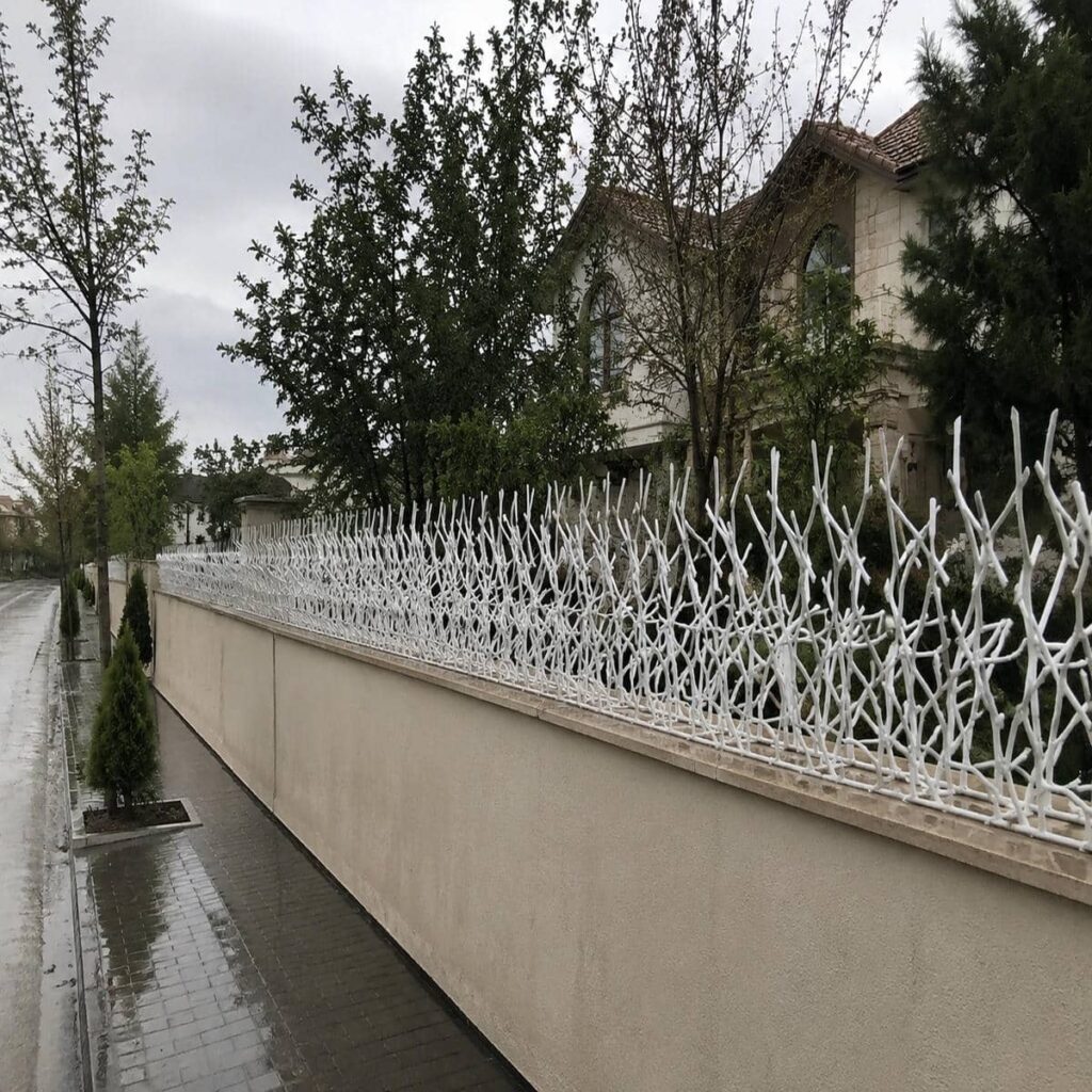 نرده سرنیزه‌ای طوسی کنار سقف پارکینگ ساختمان