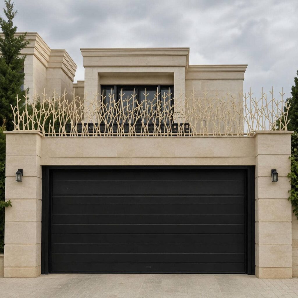 نرده سرنیزه ای خاکستری روی دیوار محوطه مسکونی
