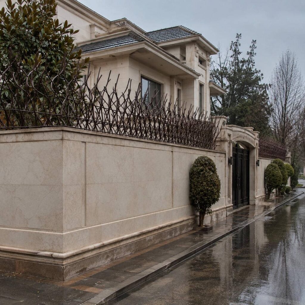 نرده سرنیزه ای مشکی کنار دروازه سنگی