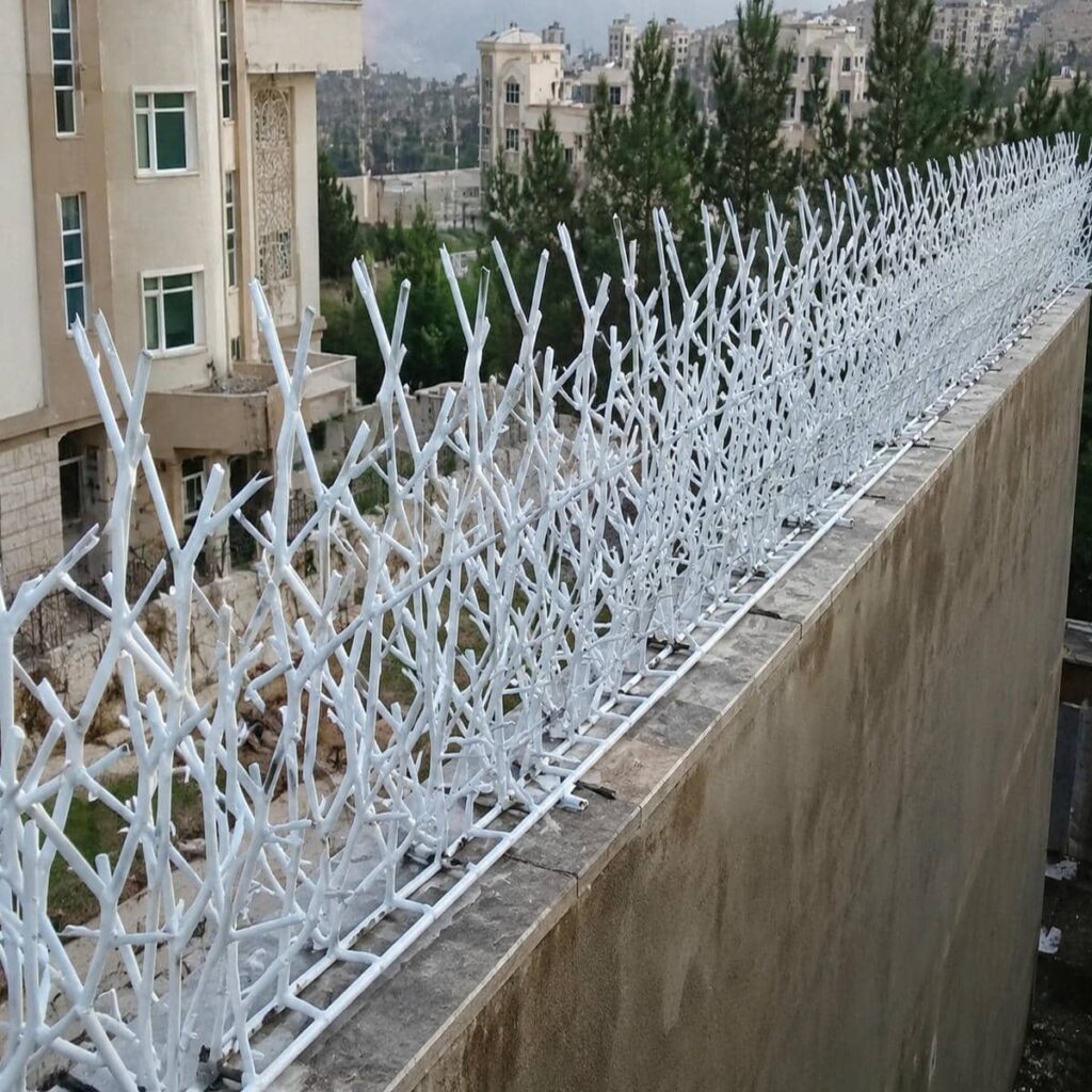 نرده شاخه ای مشکی کنار ورودی پارکینگ