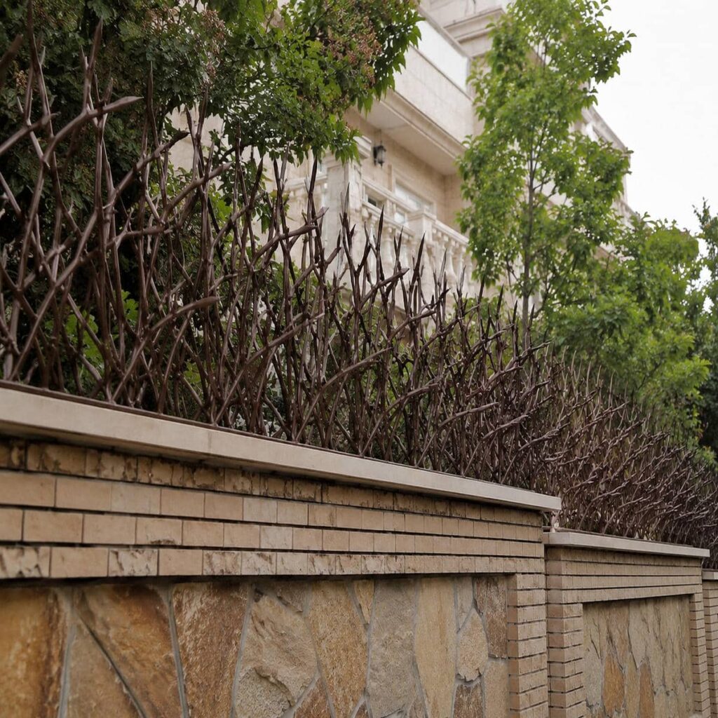 نرده فلزی ساده روی حصار سیمانی روشن