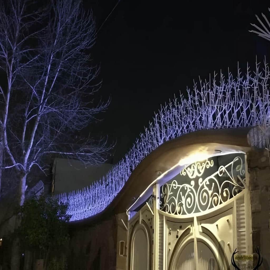 نرده فلزی ساده روی دیوار آجری بازسازی شده