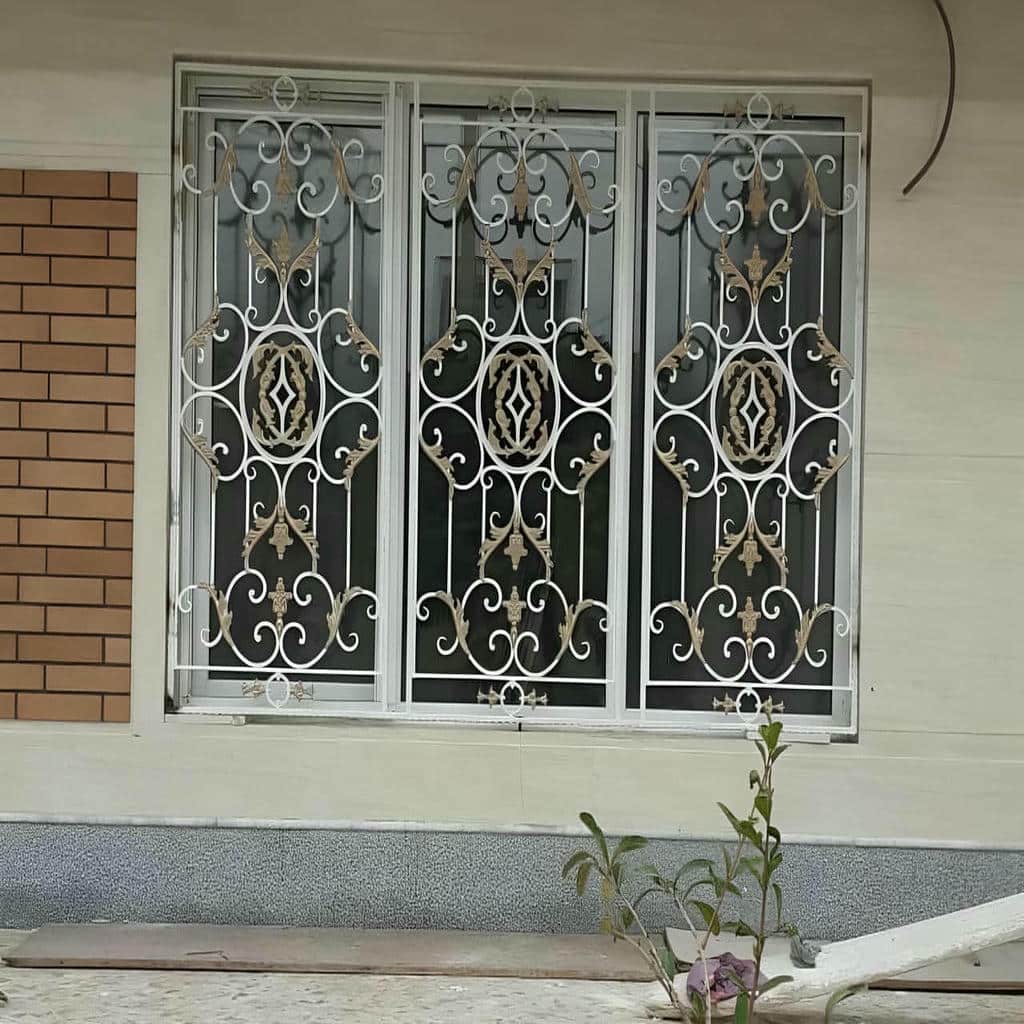 نرده پنجره آهنی با پوشش رنگ تیره