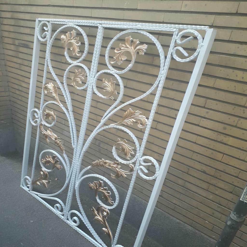 نرده پنجره کلاسیک ساختمان در کرمانشاه