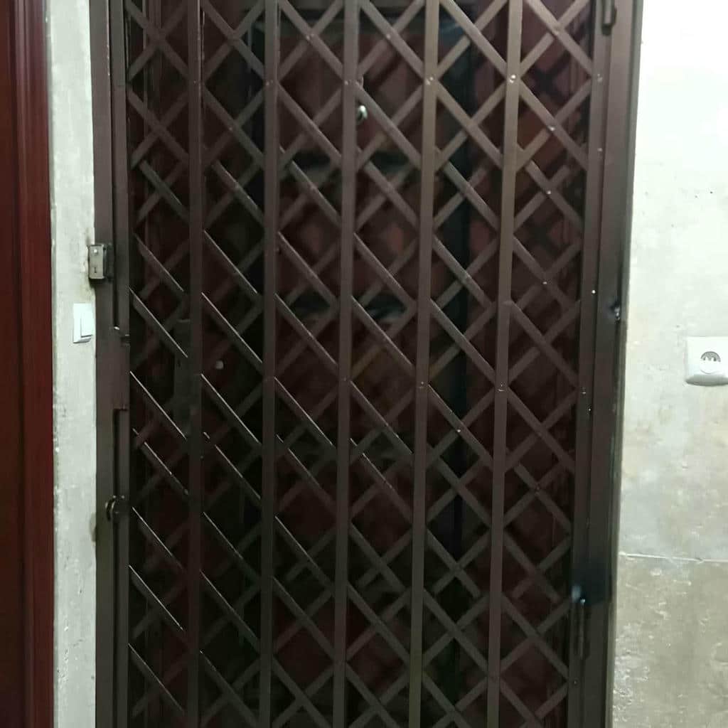 نمای جانبی گارد کشویی جمع شده کنار چهارچوب