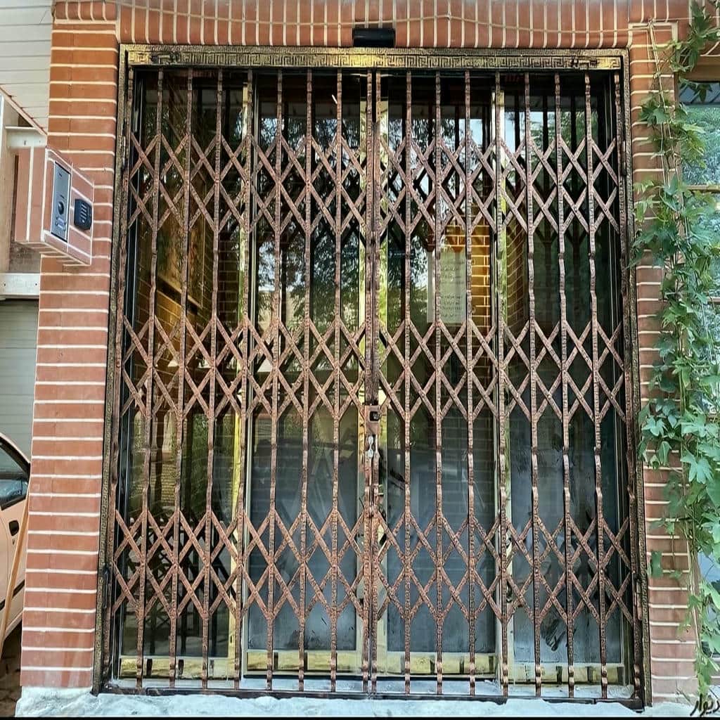 نمای جانبی گارد کشویی زیر سایبان کوتاه حیاط