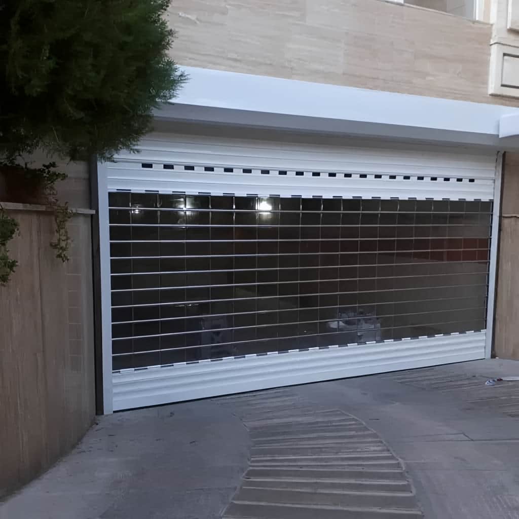 نمای روبروی کرکره اتوماتیک کنار تابلو قطعات الکترونیکی