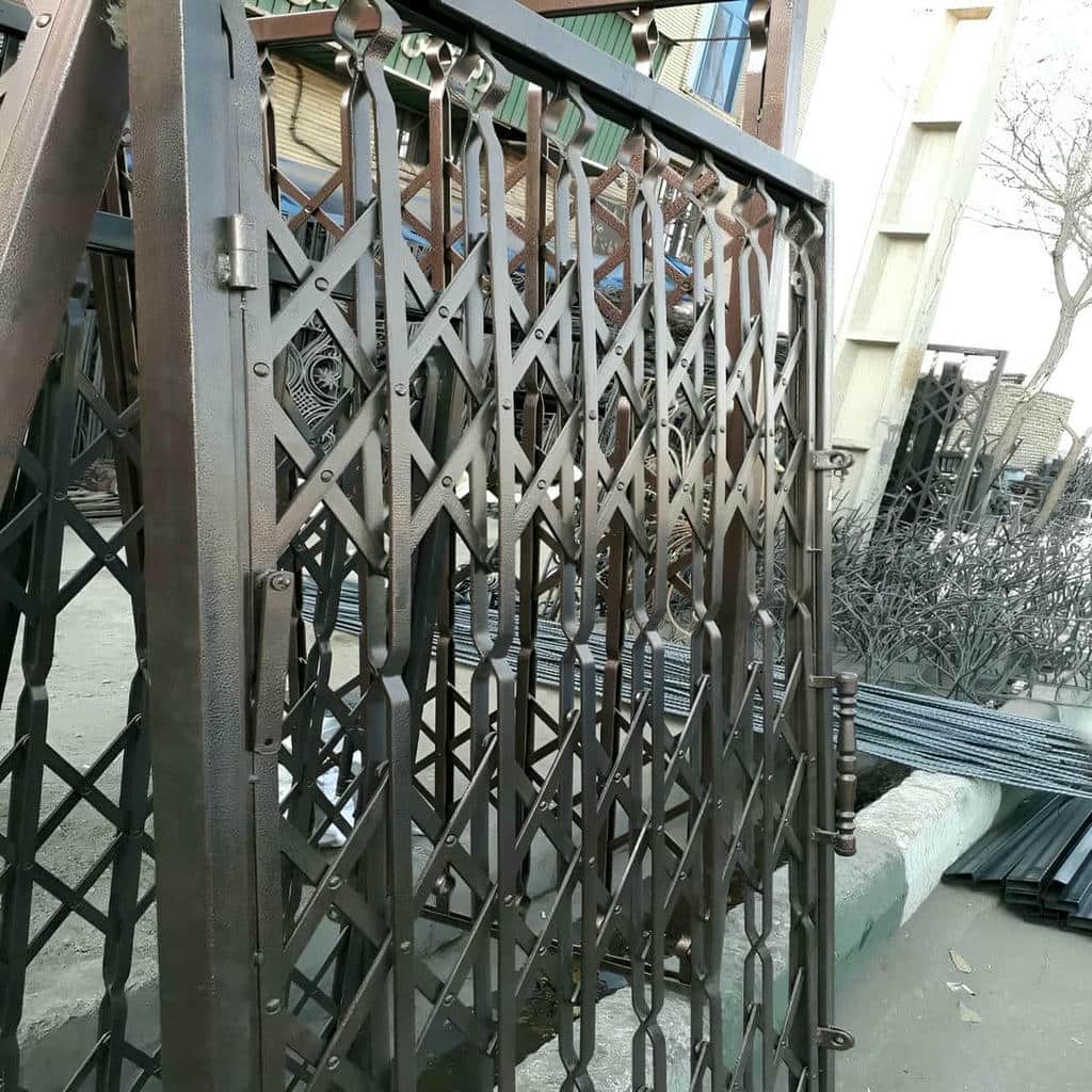 نمای قفل حفاظ درب آکاردئونی با پوشش مات