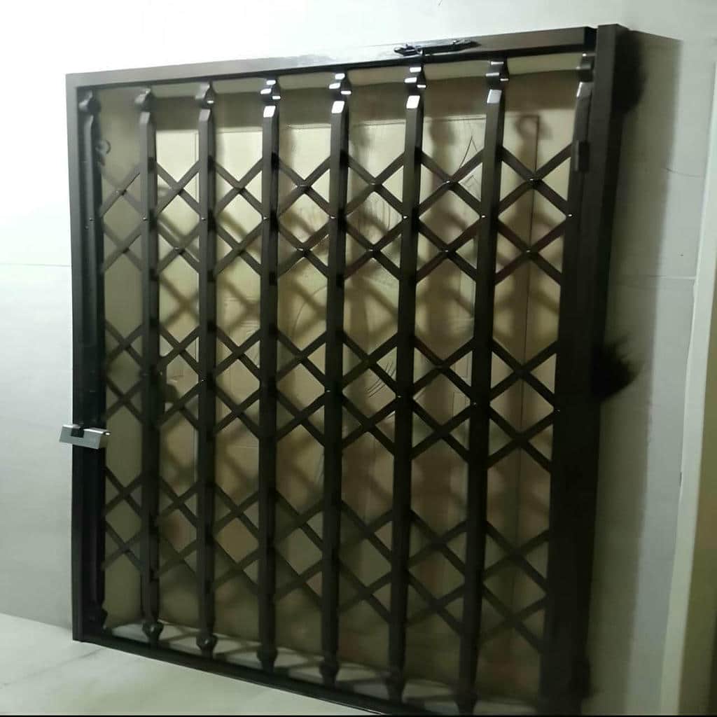 نمای نزدیک اتصال مرتب شبکه لوزی گارد فلزی