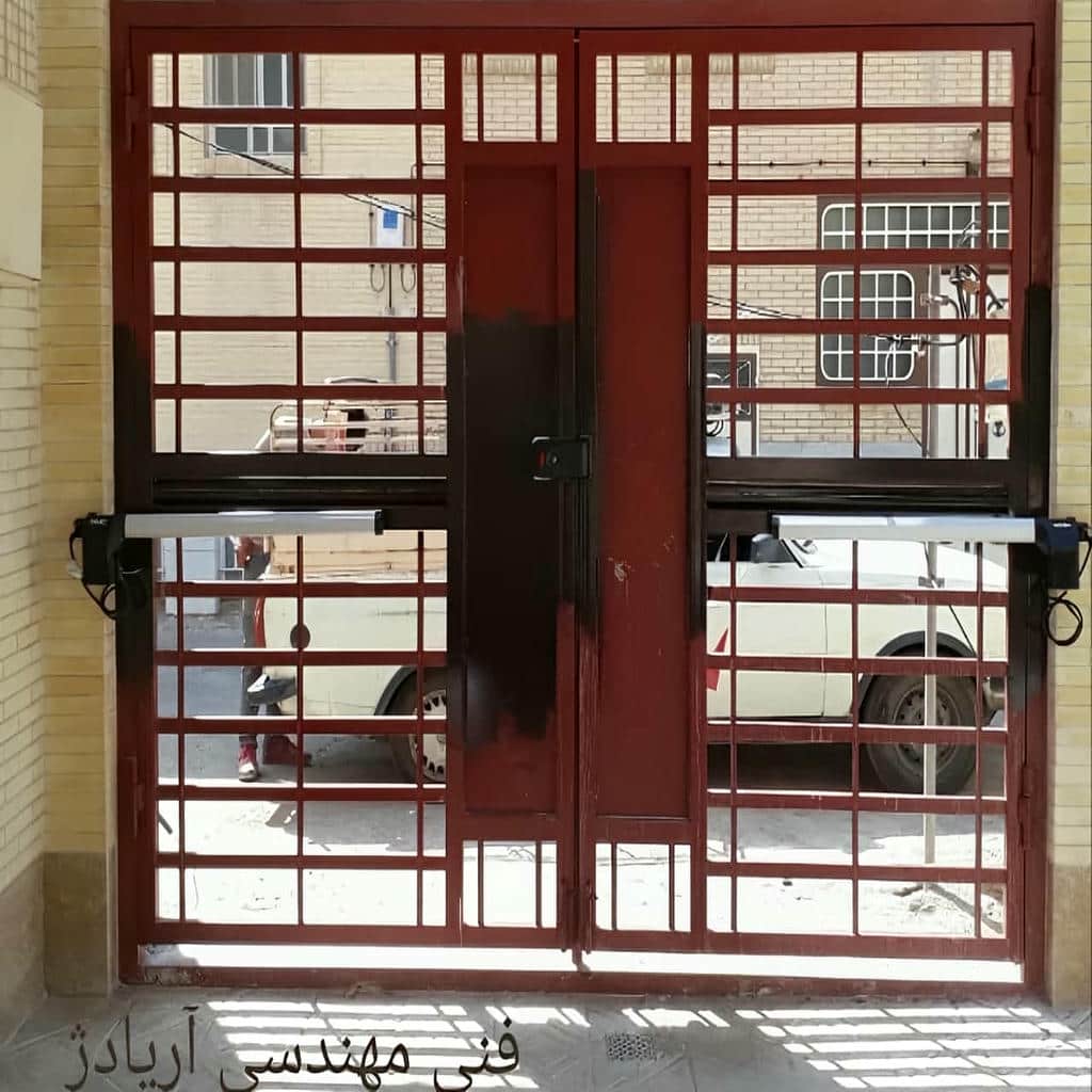 نمای نزدیک بازوی خاکستری روی ستون سنگی حیاط