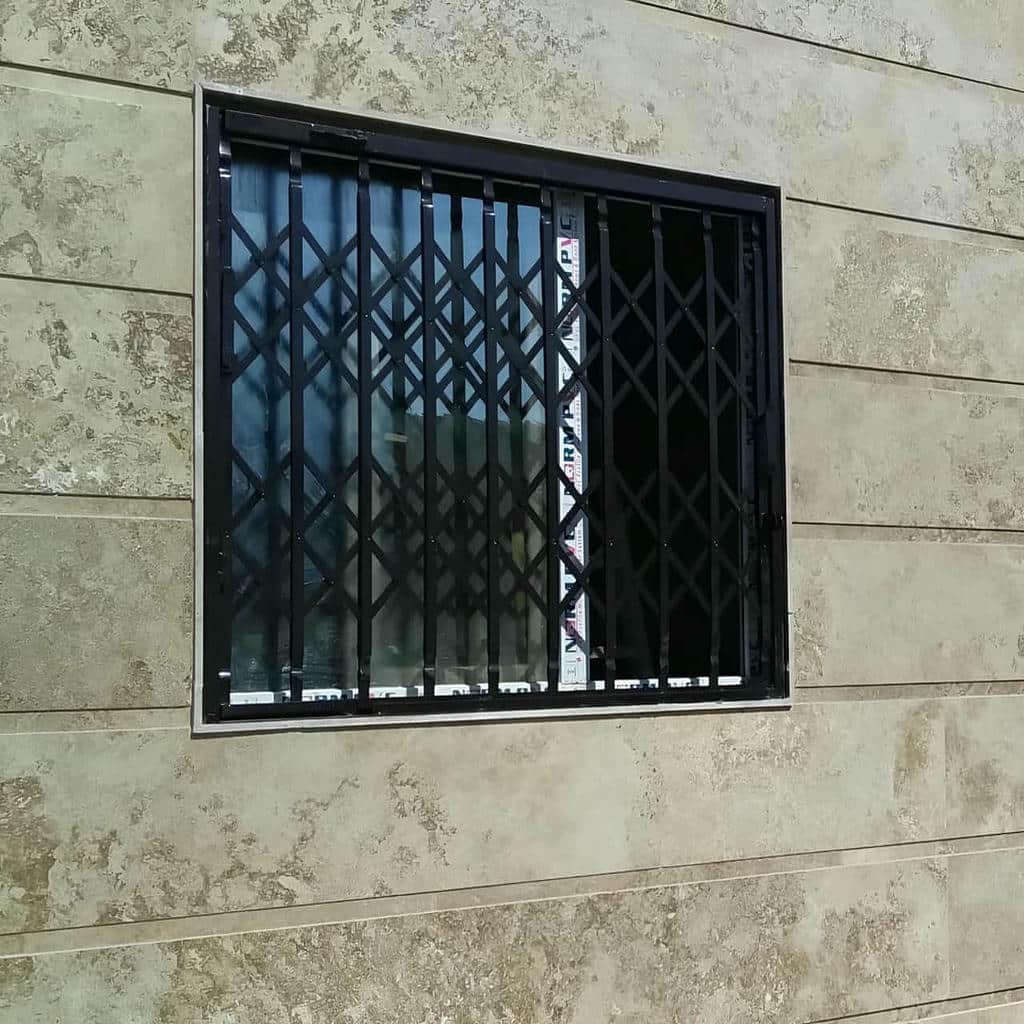 نمای نزدیک حفاظ پنجره با میله های عمودی زاهدان