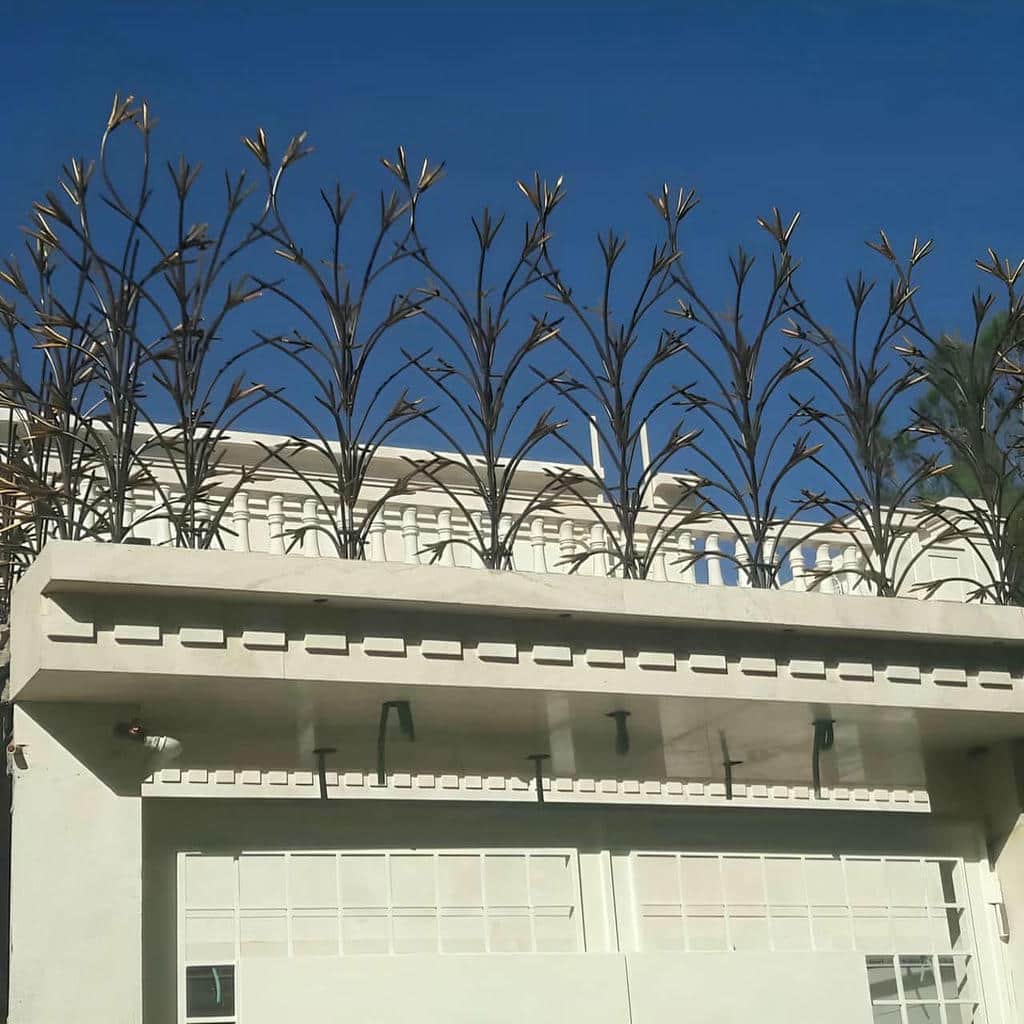 نمای نزدیک شاخه های متراکم محافظ فلزی ساختمان نمای نزدیک شاخه های متراکم محافظ فلزی ساختمان