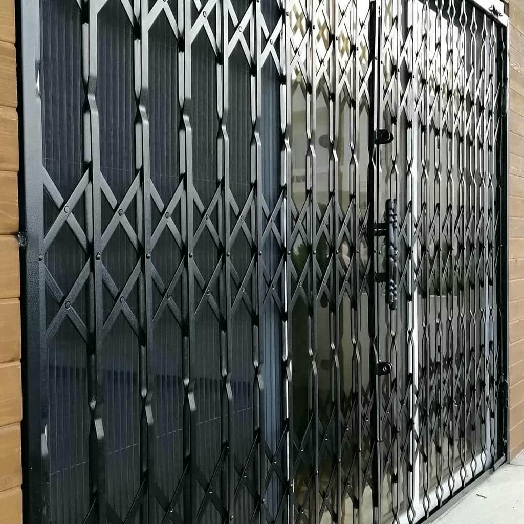 نمای نزدیک قفل محافظ ورودی واحد مسکونی