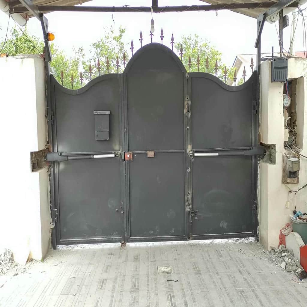 نمای نزدیک محفظه آلومینیومی جک درب پارکینگ نمای نزدیک محفظه آلومینیومی جک درب پارکینگ