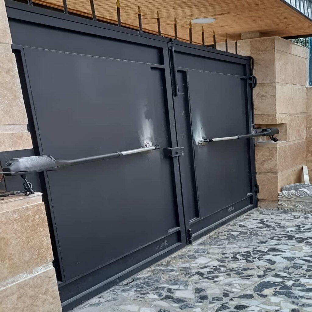 نمای نزدیک موتور جک درب پارکینگ با محفظه خاکستری