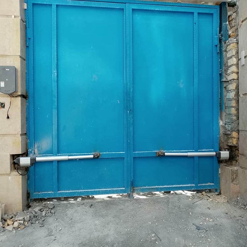 نمای نزدیک پایه اتصال موتور دروازه حیاط
