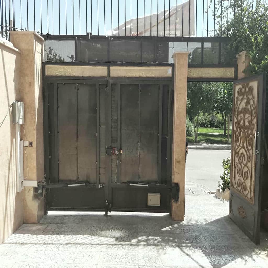 نمای نزدیک پایه فلزی جک درب پارکینگ نمای نزدیک پایه فلزی جک درب پارکینگ