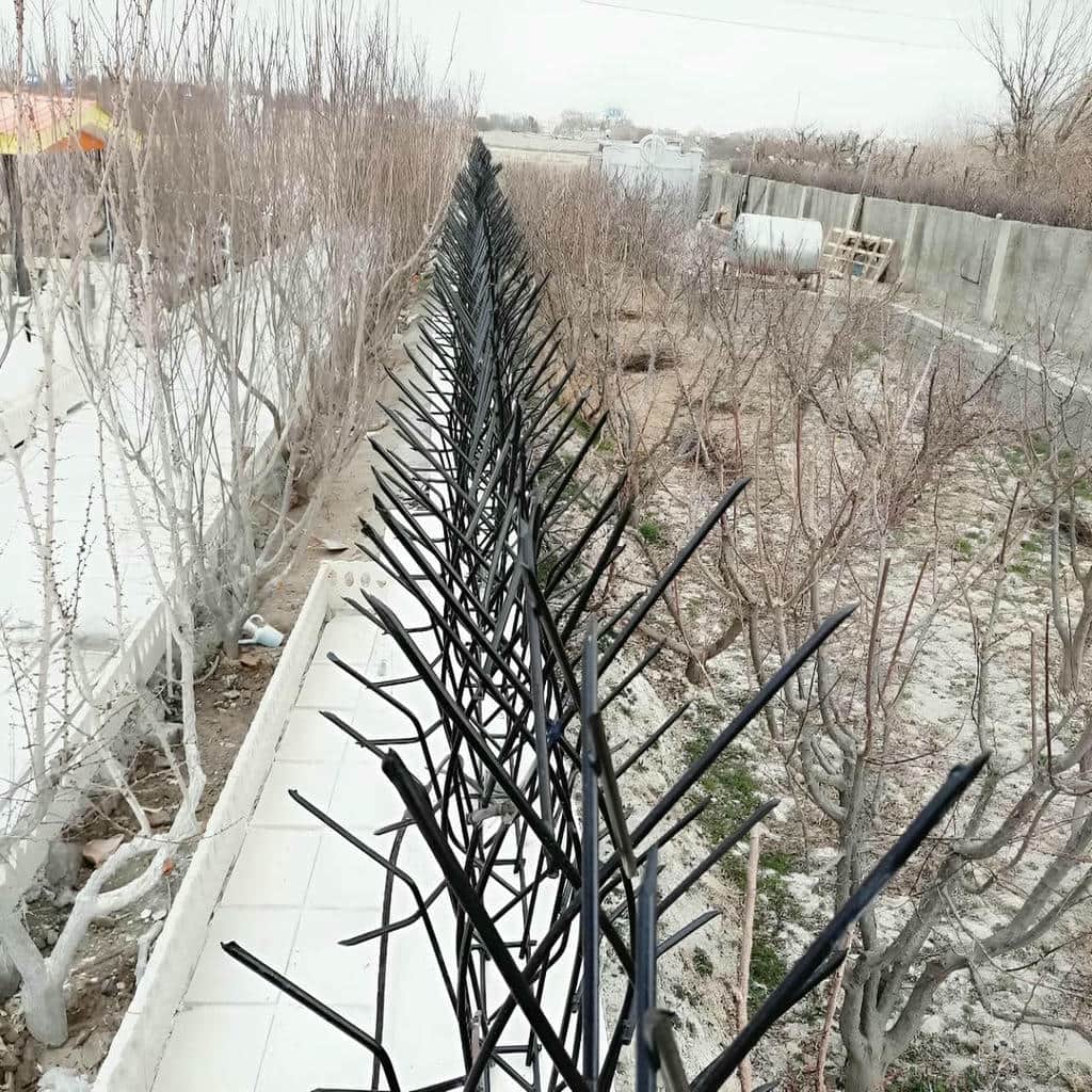 نمای نزدیک پوشش ضدزنگ شاخه‌های فلزی