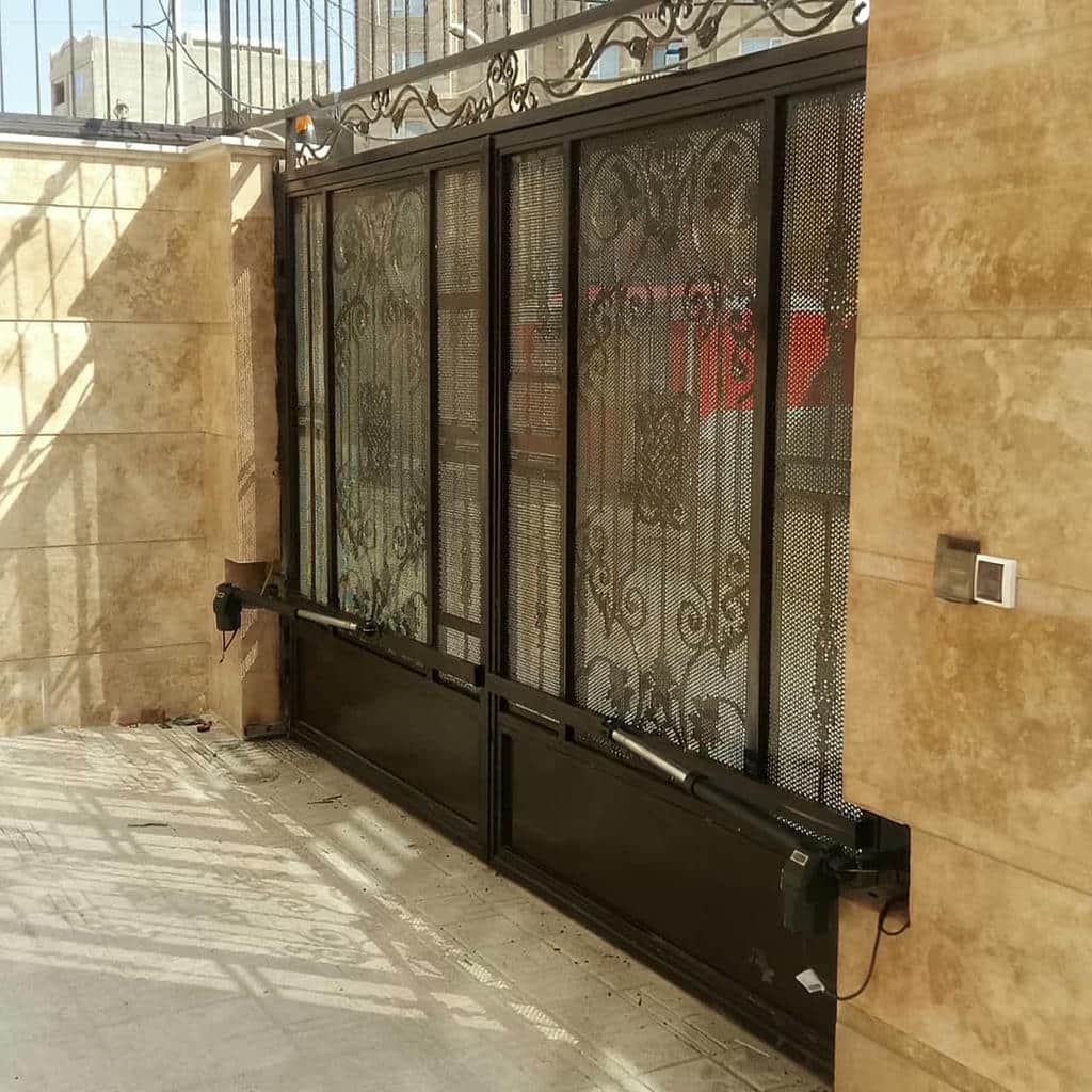 نمای نزدیک گیربکس موتور دربازکن پارکینگی