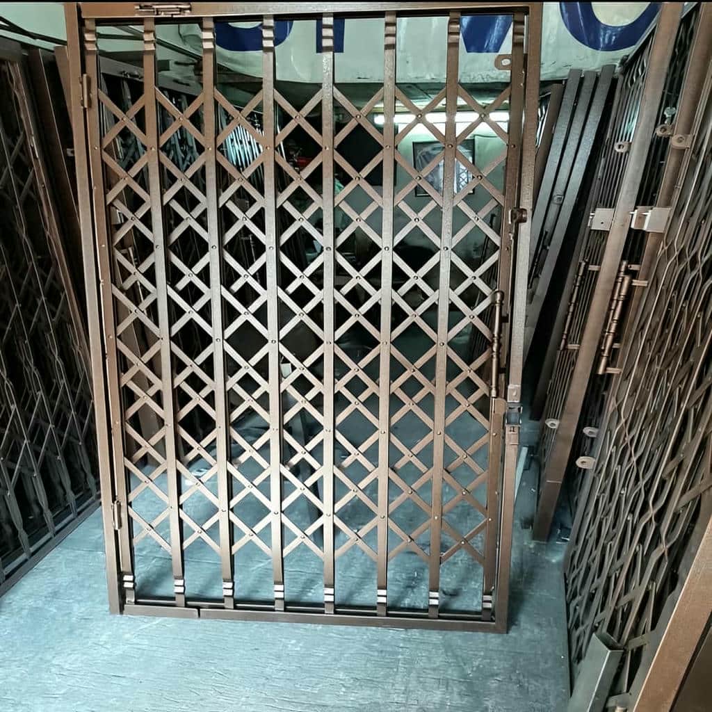نمای پروفیل آهنی خاکستری با شبکه لوزی متراکم