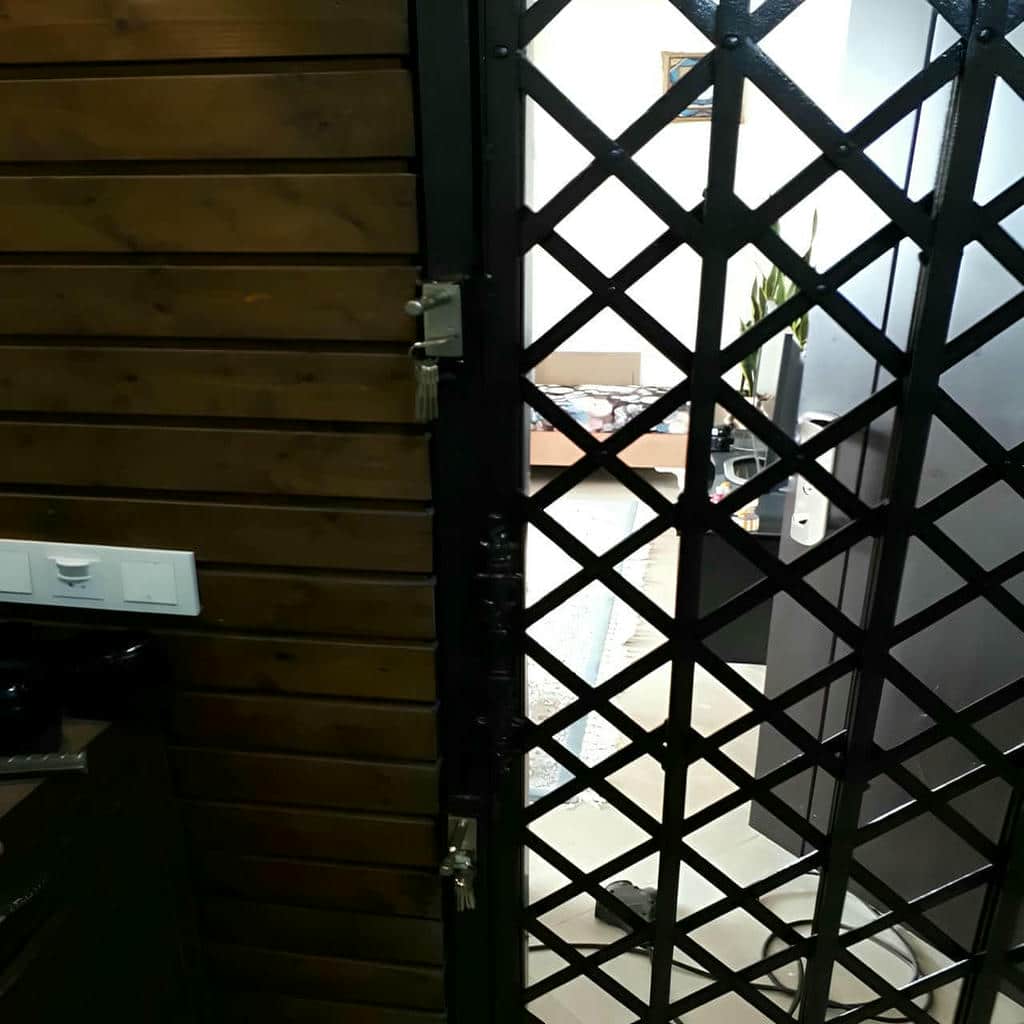 نمونه ریل بالایی شبکه تاشو فلزی مشکی