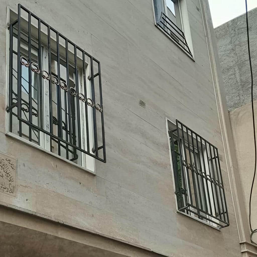 نمونه نرده آهنی عمودی برای دهانه باریک اتاق خواب