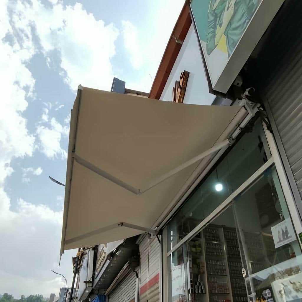 پارچه طوسی پوشش متحرک نزدیک تابلوی مغازه ساری
