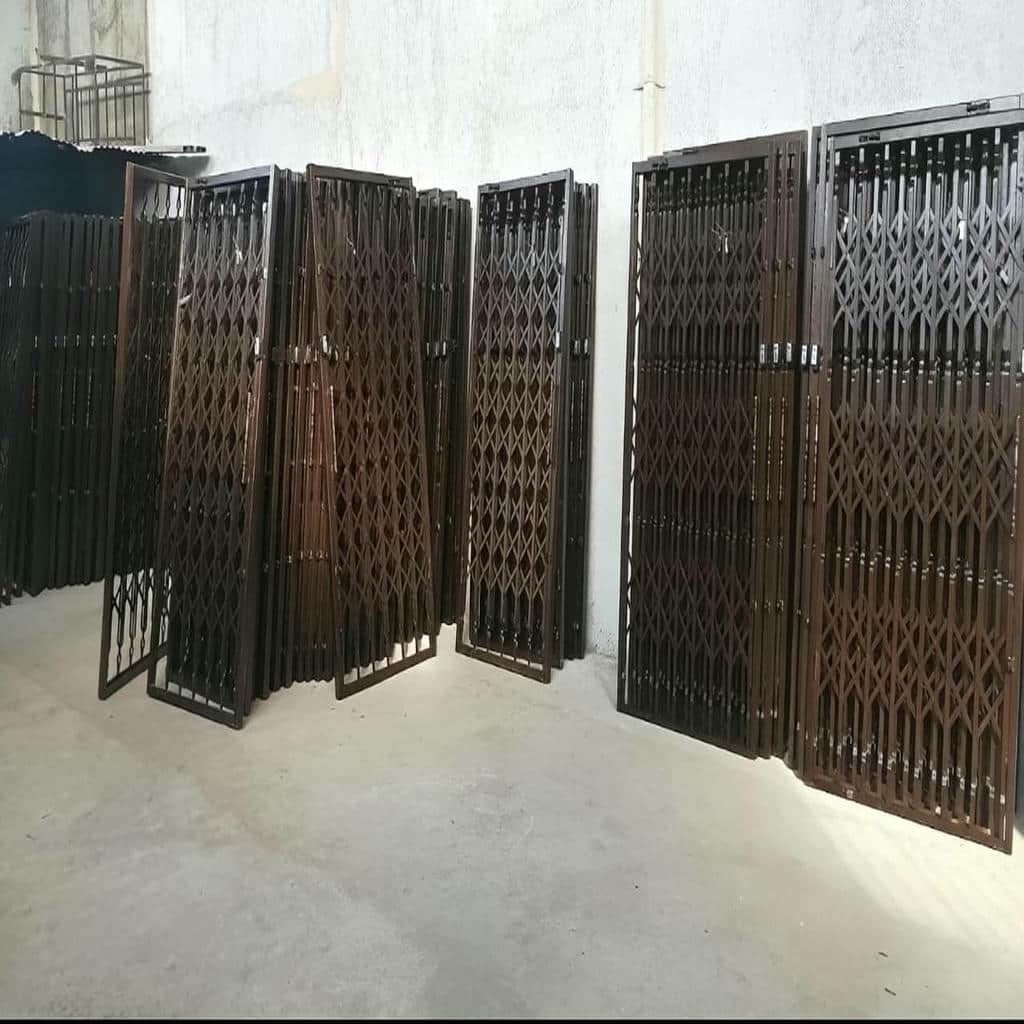 چهارچوب فلزی زنگ خورده پیش از بازدید تخصصی