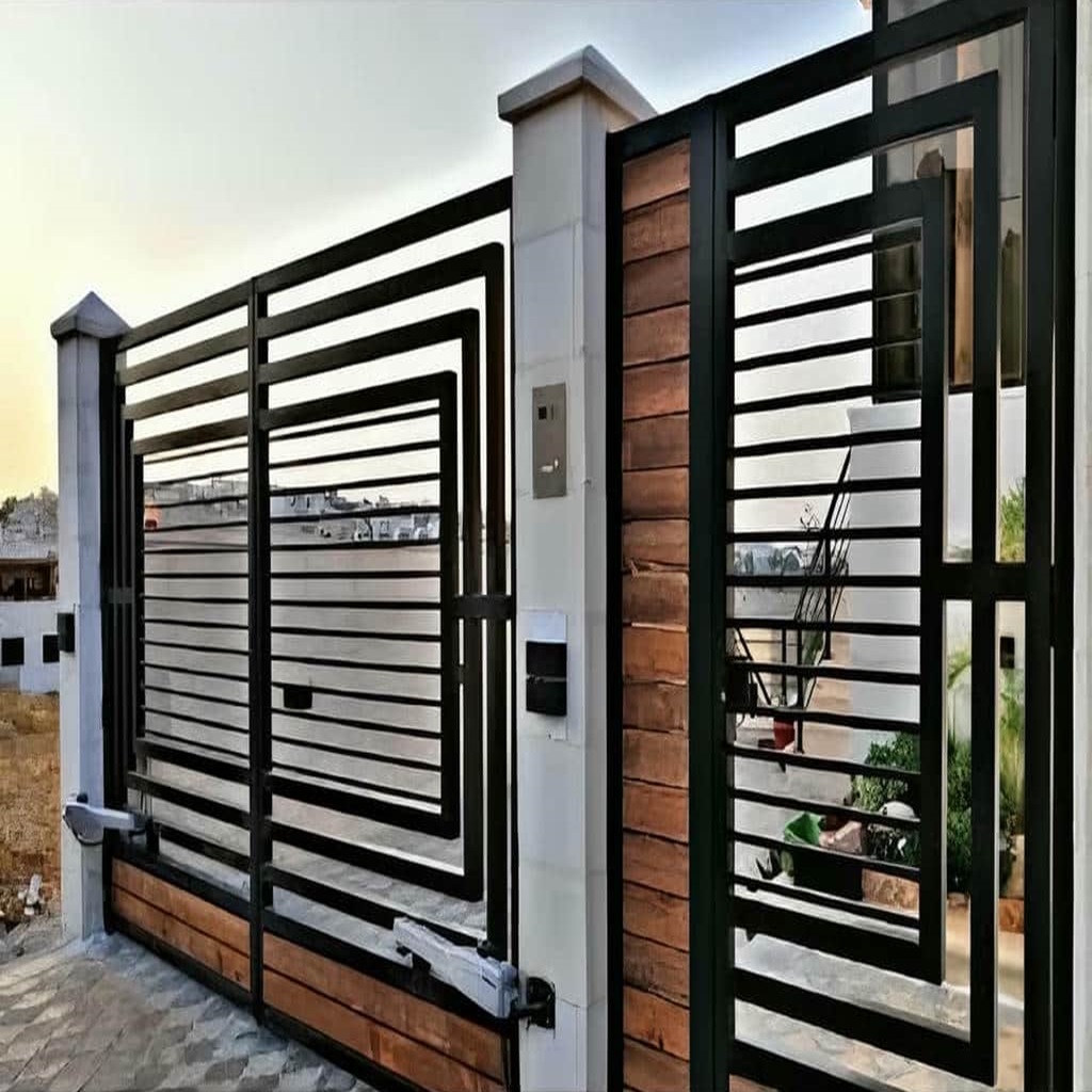 کارشناس در حال اندازه‌گیری دهانه فلزی پارکینگ