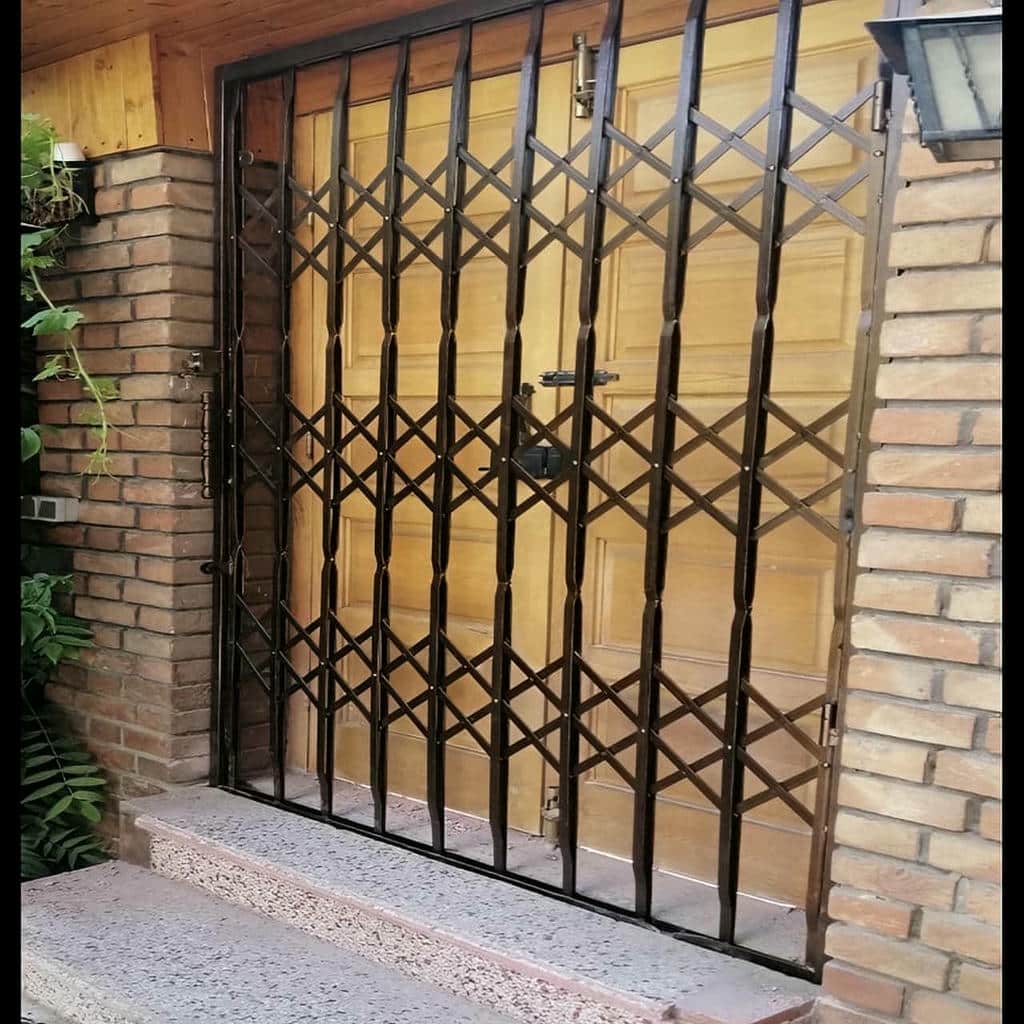 کارشناس در حال بررسی بازشو ساختمان در شیراز