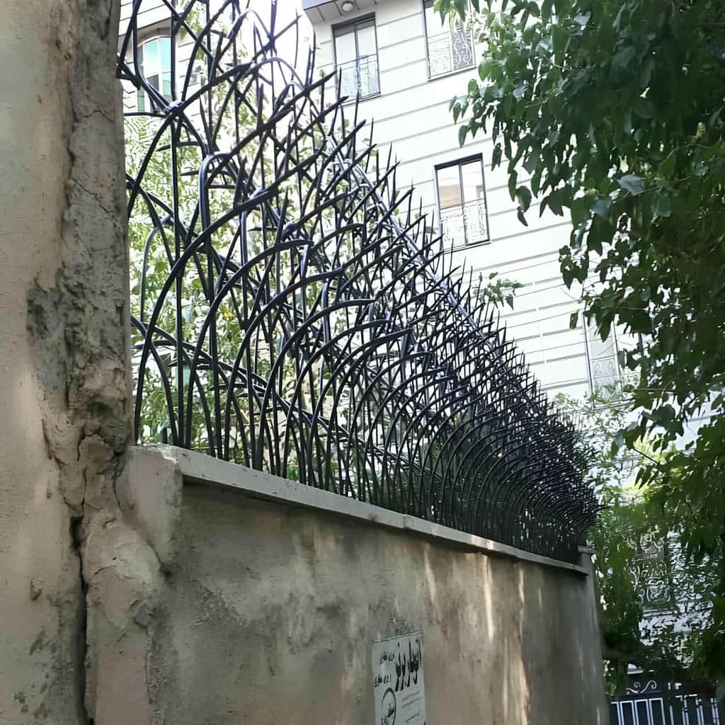 گارد آهنی رنگ شده کنار ورودی پارکینگ قم