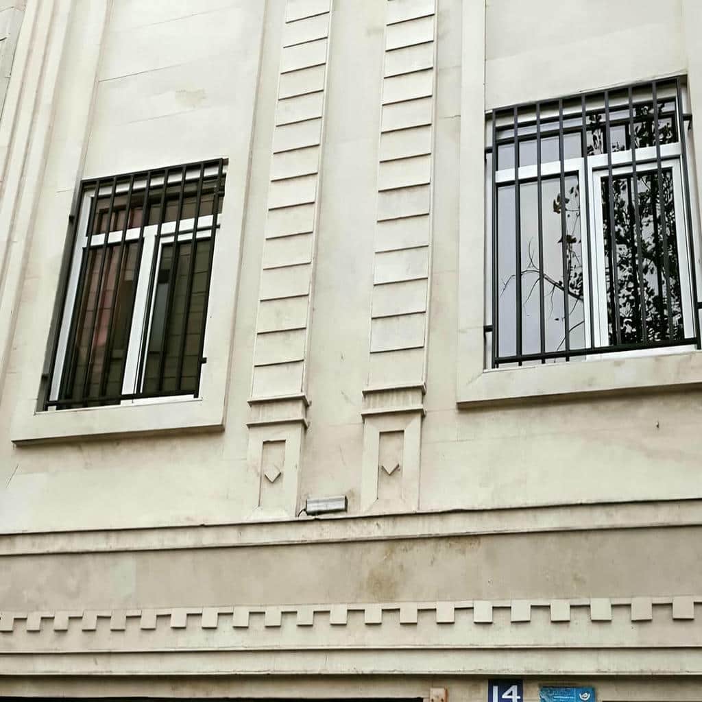 گارد فلزی افقی روی پنجره اتاق نگهبانی